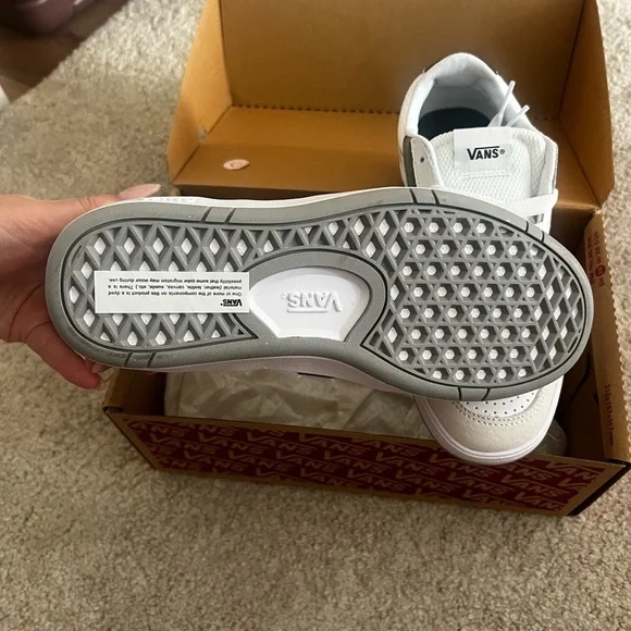 New vans Women’s - Picture 3 of 4